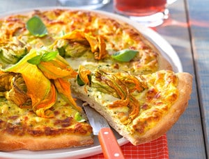 Miam la pizza aux fleurs de courgette : une recette originale et colorée ! Photo de Laurent Rouvrais pour Femme Actuelle