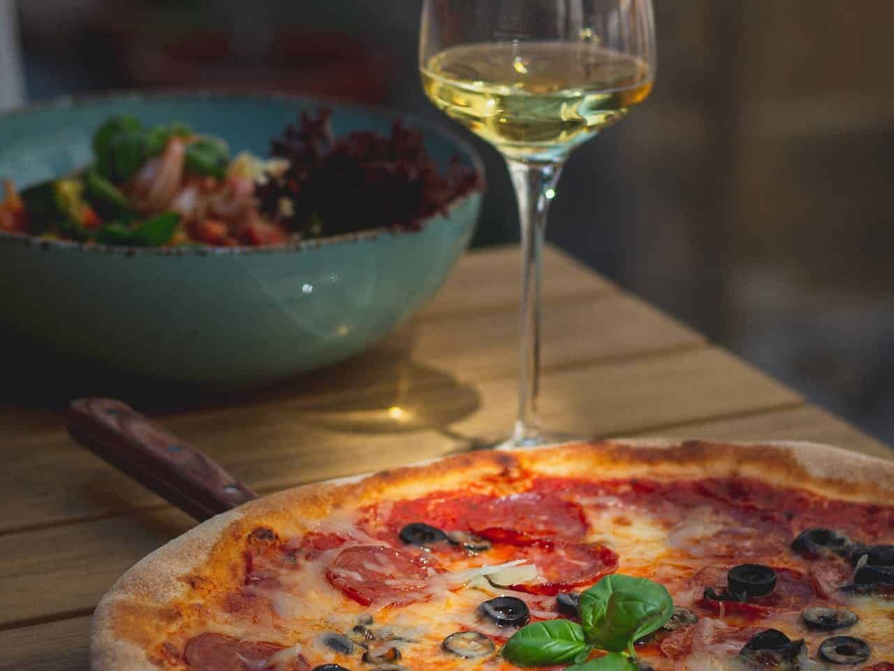 Pizza mozzarella, aux anchois, piment, câpres et persil
